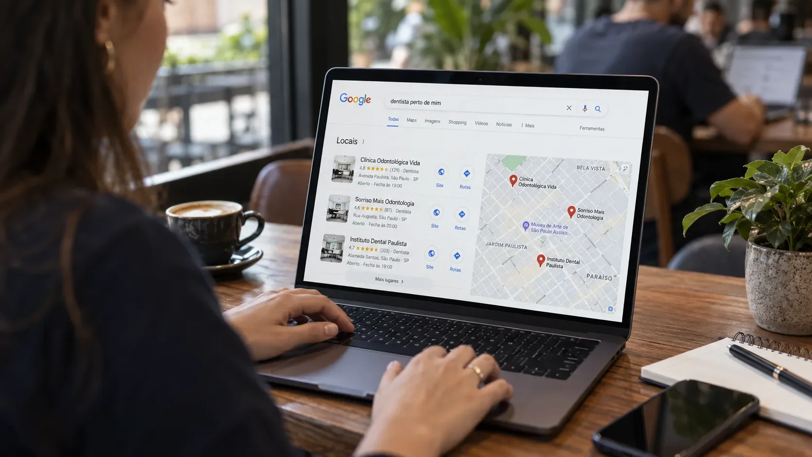 Pessoa pesquisando um serviço perto dela no Google, com o Perfil da Empresa aparecendo nos resultados locais